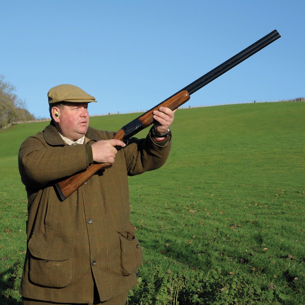 Jager met gehoorbescherming voor schietsport